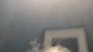 Valentina Bianco的小胸部和剃光的阴户被猛烈地操