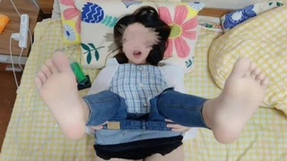 我躲在衣柜后, 看着女友穿着性感内衣诱惑外送员打开小穴就在玄关操上了, 看她爽到水流满地
