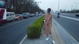 穿着牛仔裤尿尿搞湿一片 闺蜜拿着双头龙双人抽插自慰插对方