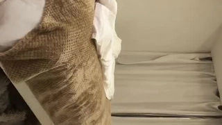 害羞妹子半推半就穿着灰色上衣与健壮男友酒店开房爱爱