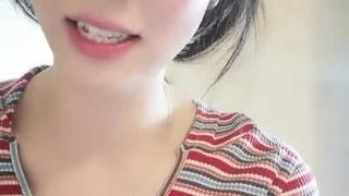 害羞的大学生在教室里和老师做爱