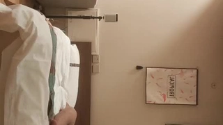 年轻的亚洲女孩在群交会话中体验她的第一次