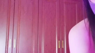 冒死躲在会所更衣间天花板偷窥个颜值不错的坐台妹子貌似在抹减肥霜