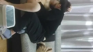 清纯小美女和炮友啪啪， 女上位特别厉害 内射精液都不流出来貌似要来月经了换上姨妈巾