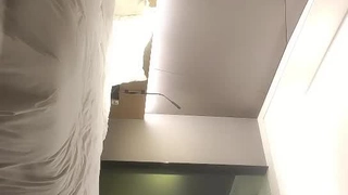 孝顺儿子带了年轻帅哥孝敬妈妈~挑了神木下3P乱伦直播大秀~