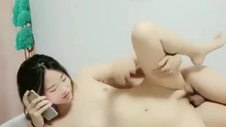 高清视频,一个兴奋的少女从大鸡巴中接受肛交