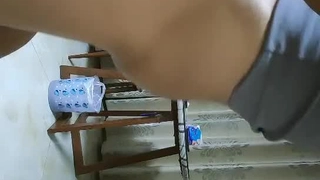 和闺蜜到理发店做造型时故意掀开裙子勾引理发师