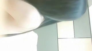妹子兼职酒店性感情趣装，啪啪加大黑牛自慰器器刺激。