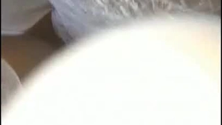 丰满的学生在宿舍房间里自慰