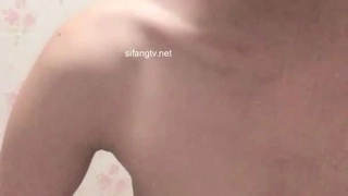 颜值女神第一视角手持镜头拍摄直播，粉嫩大奶特写美鲍鱼手揉搓阴蒂，掰穴很粉嫩嫩第06集