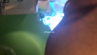 瘦弱的大学女孩被商场警察操屁股