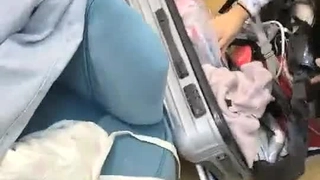 诱人的少女在独奏会话中用玩具探索快感